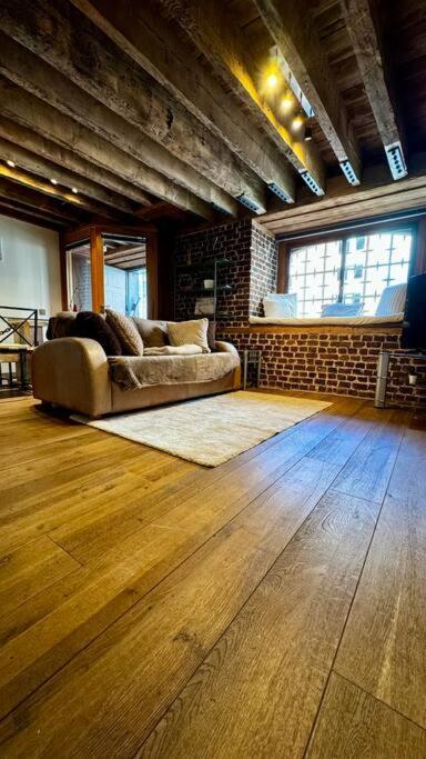 Vibrant Riverside Canary Wharf Appartement