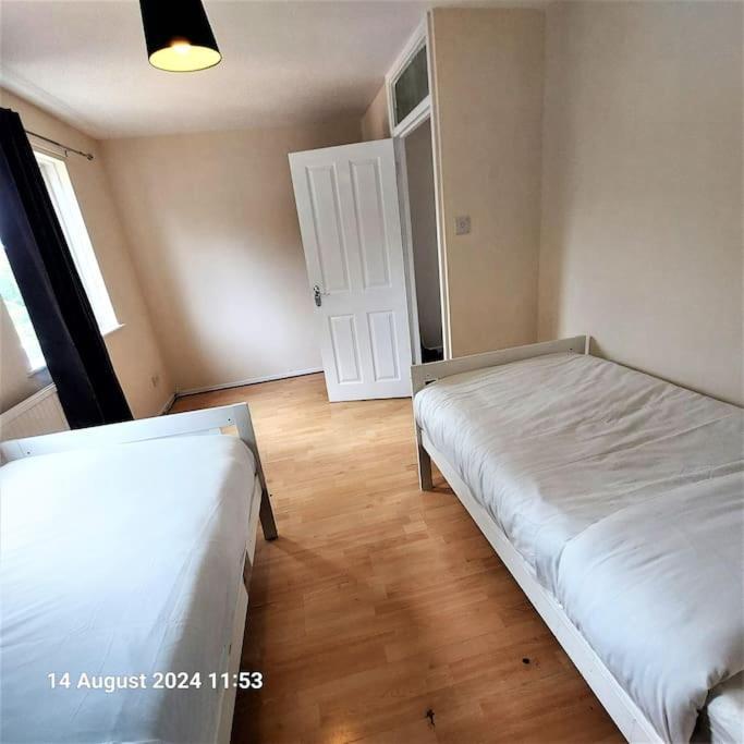 3 Bedroom House In Beckton * Londen