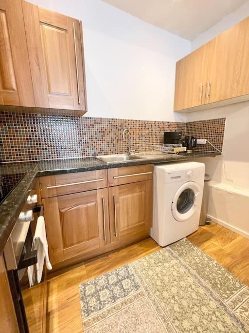 Lovely 1bdr Flat Next To Earls Court Station * Londra
