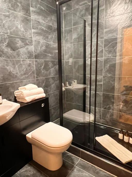Lovely 1bdr Flat Next To Earls Court Station Londra