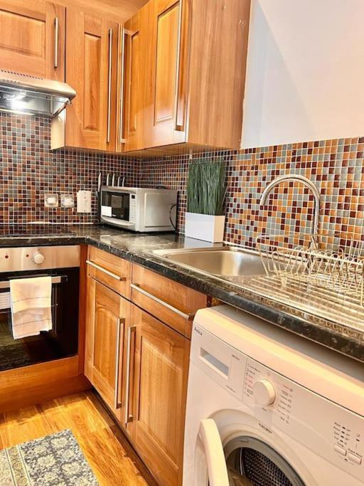 Lovely 1bdr Flat Next To Earls Court Station Londra