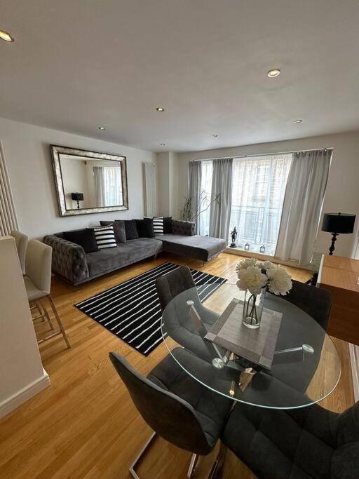 Two Br Flat 5 Mins Walk From Eye G96 Appartement