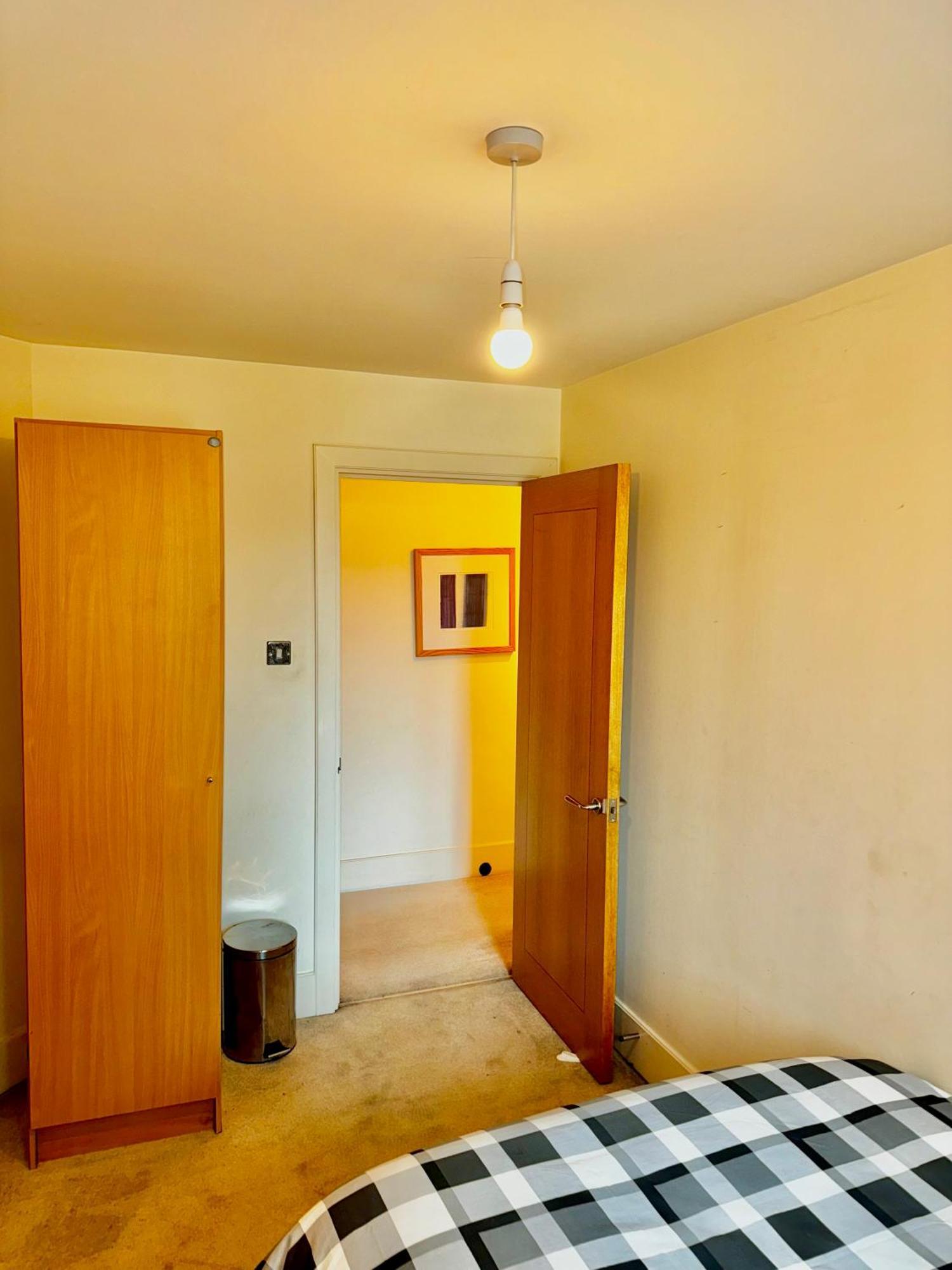 Privatunterkunft Budget,cosy Double Bedroom - Shared Bathroom