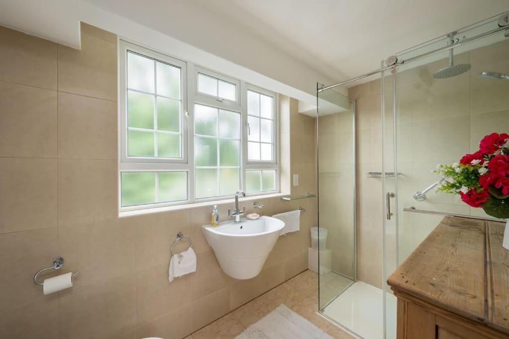 5 Bed With Private Parking - 25 Mins To Londen