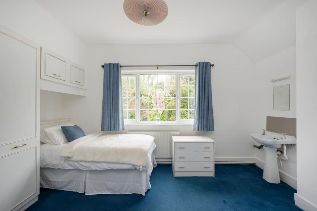 5 Bed With Private Parking - 25 Mins To
