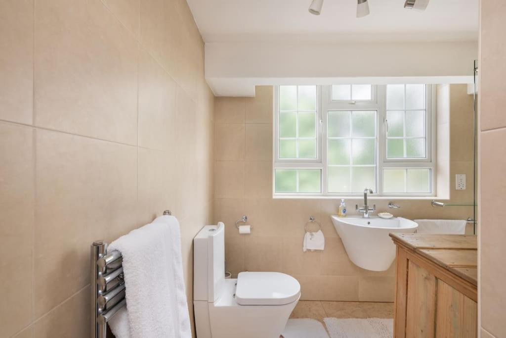 5 Bed With Private Parking - 25 Mins To