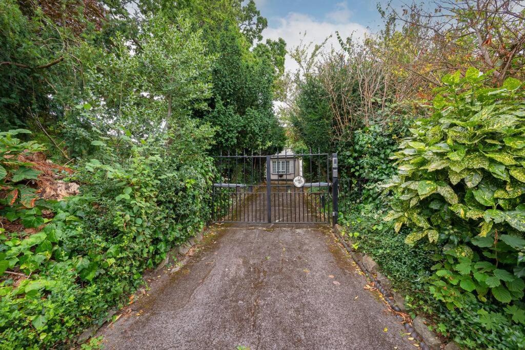 5 Bed With Private Parking - 25 Mins To
