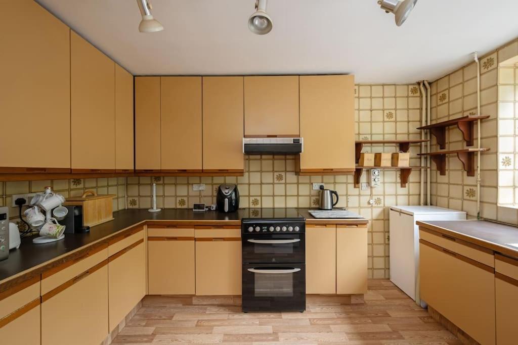 5 Bed With Private Parking - 25 Mins To
