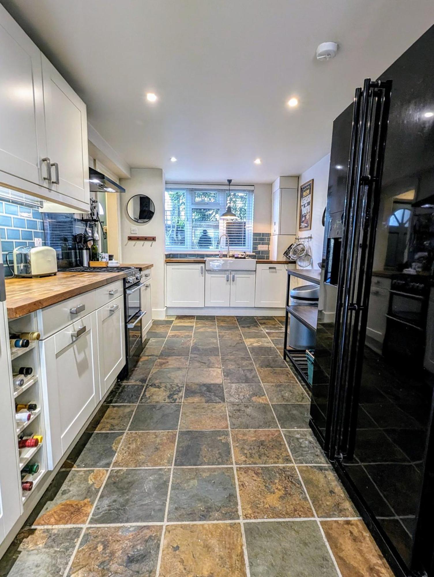 Modern Well Presented With Garden Lejlighed
