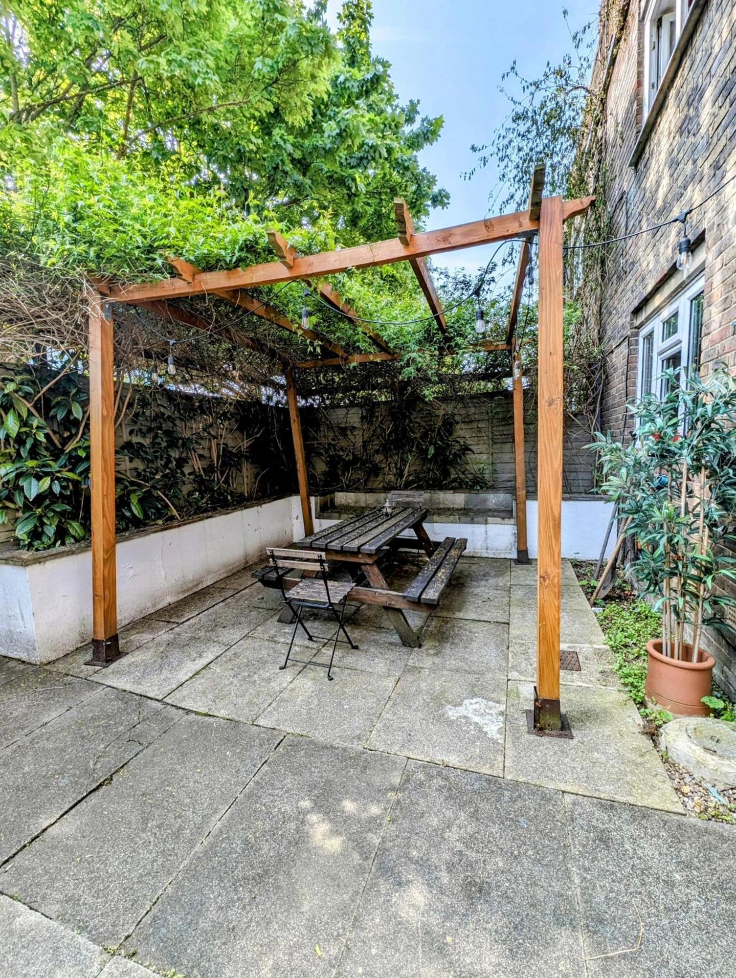 Modern Well Presented With Garden Lejlighed *