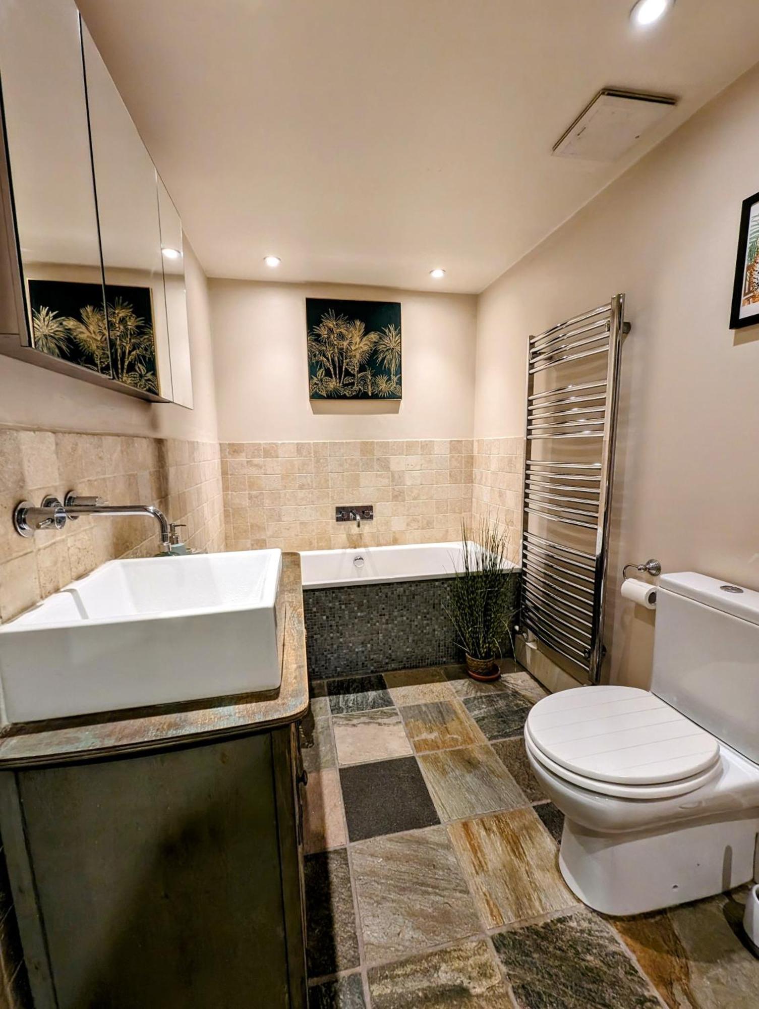 Modern Well Presented With Garden Lejlighed
