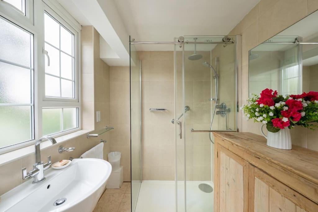 5 Bed With Private Parking - 25 Mins To Appartement Londen
