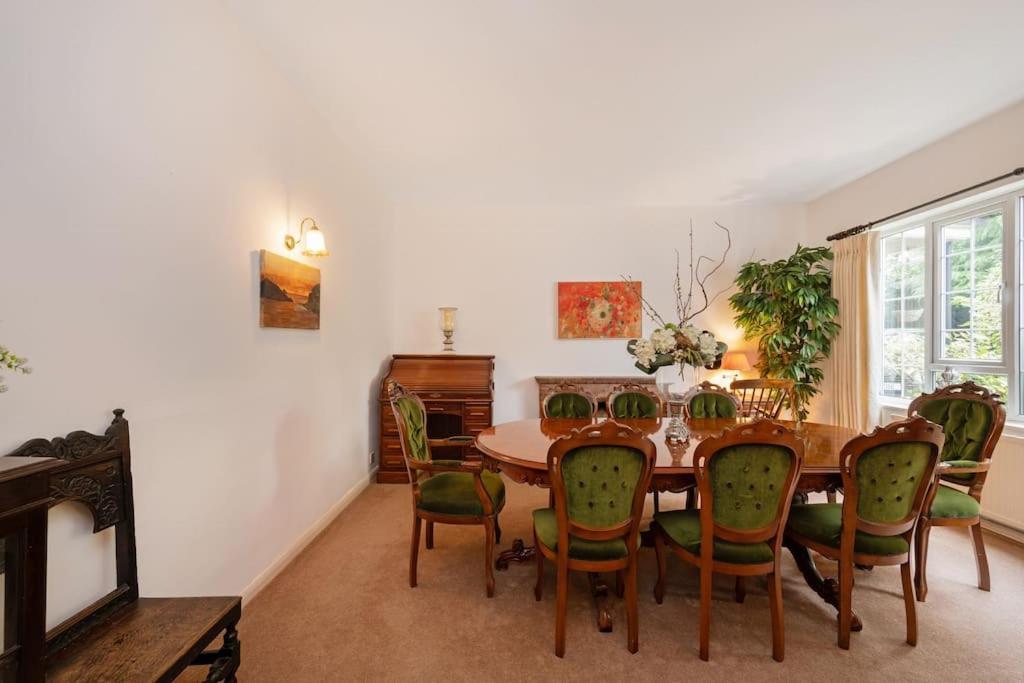 5 Bed With Private Parking - 25 Mins To