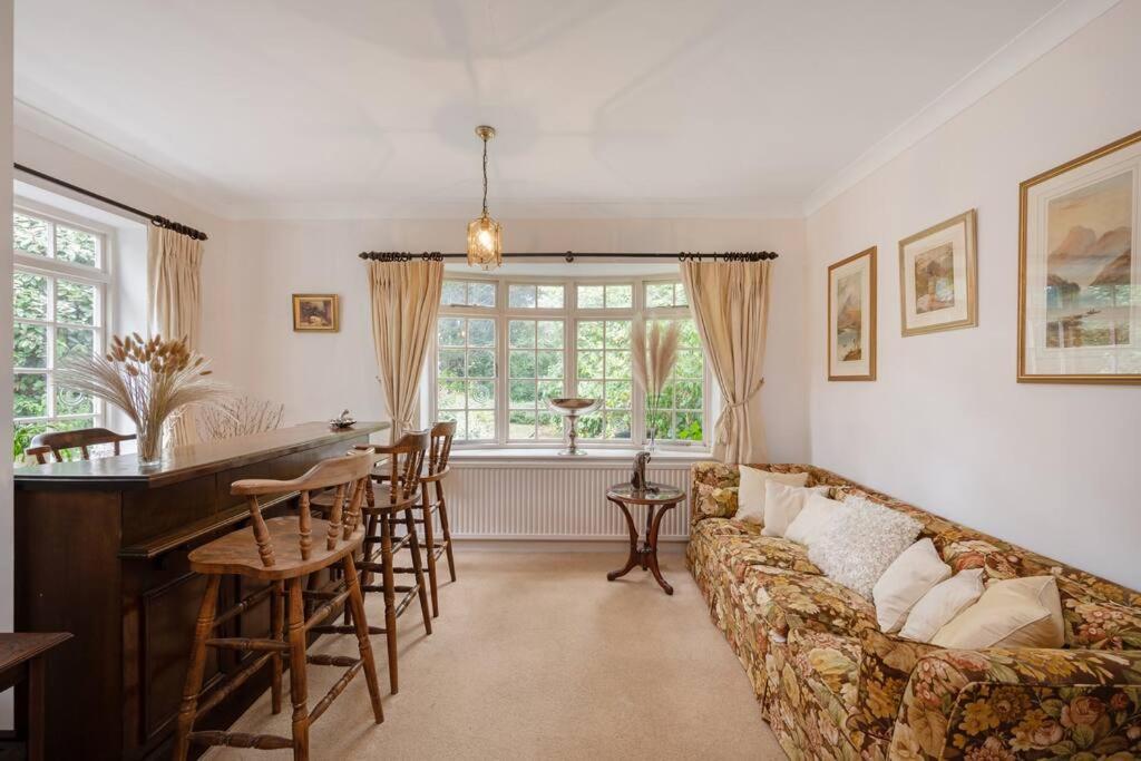 5 Bed With Private Parking - 25 Mins To *