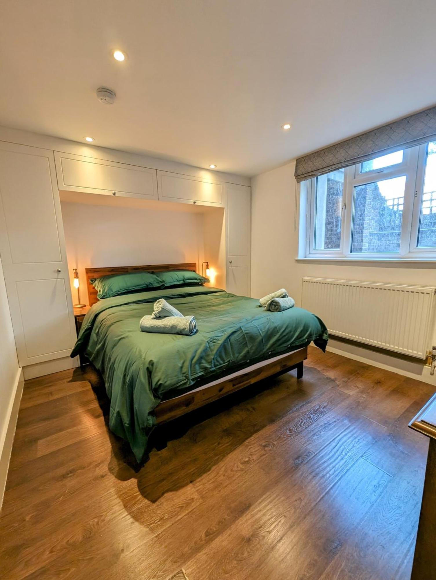 Modern Well Presented With Garden Lejlighed