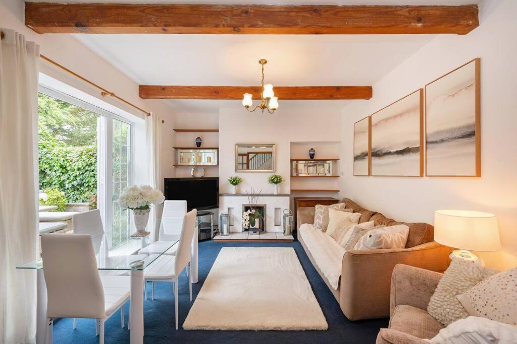 5 Bed With Private Parking - 25 Mins To *