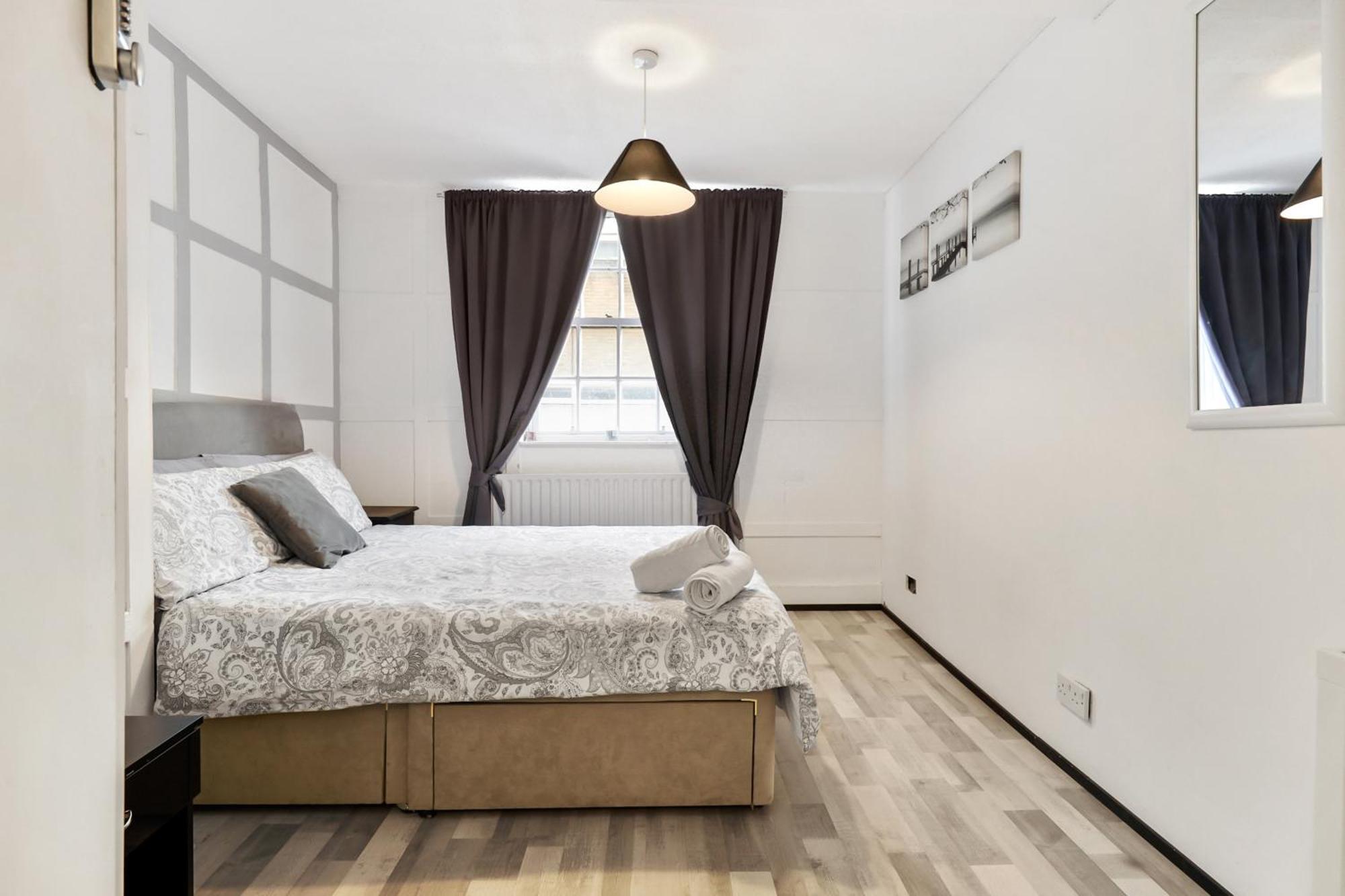 Perfectly Located, Cozy Double In Of Londres
