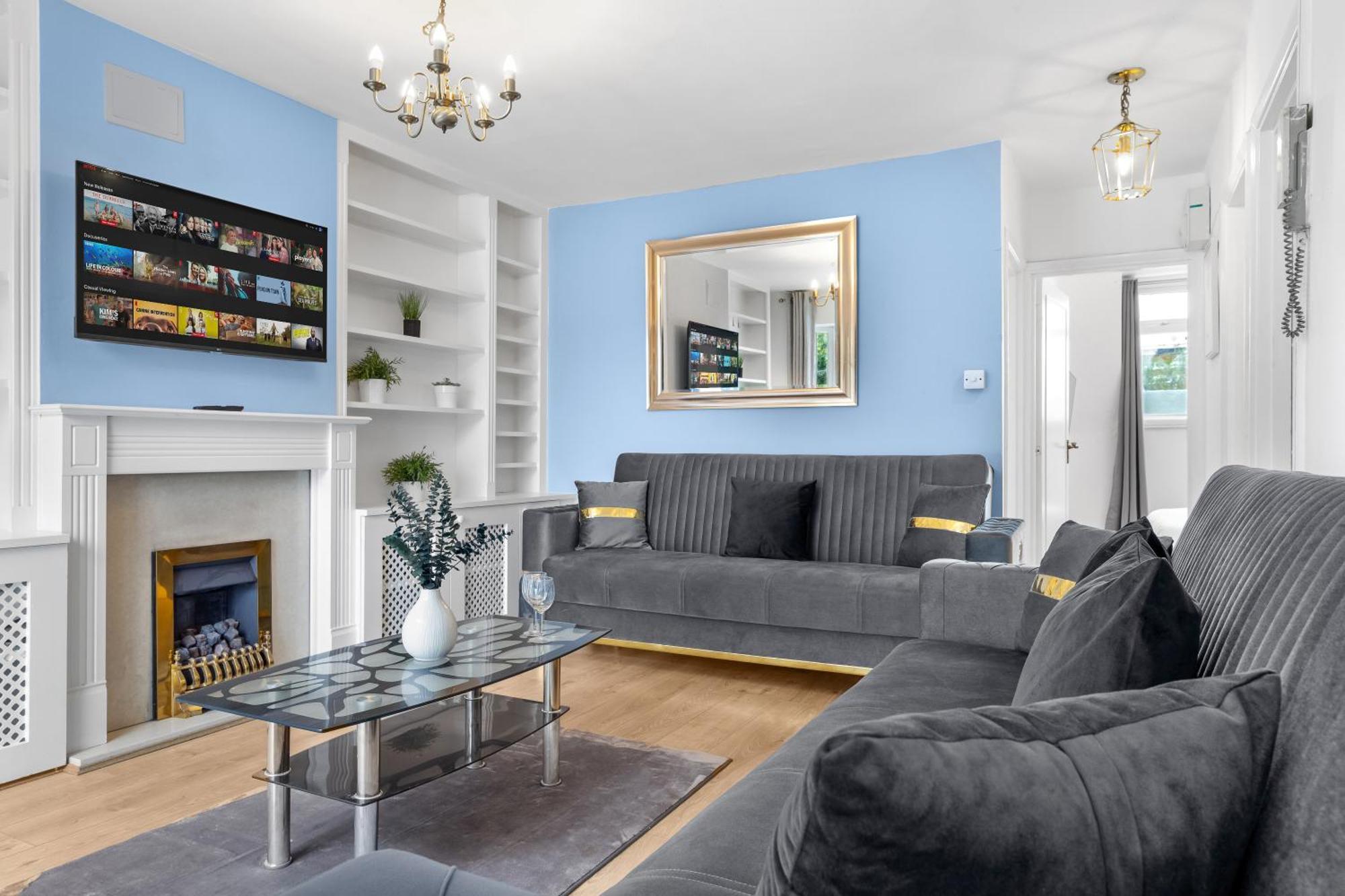 Newly Renovated Kensington 2 Bedroom With Balcony Near Harrods Sleeps 6, 2 Min Walk From Station Appartement