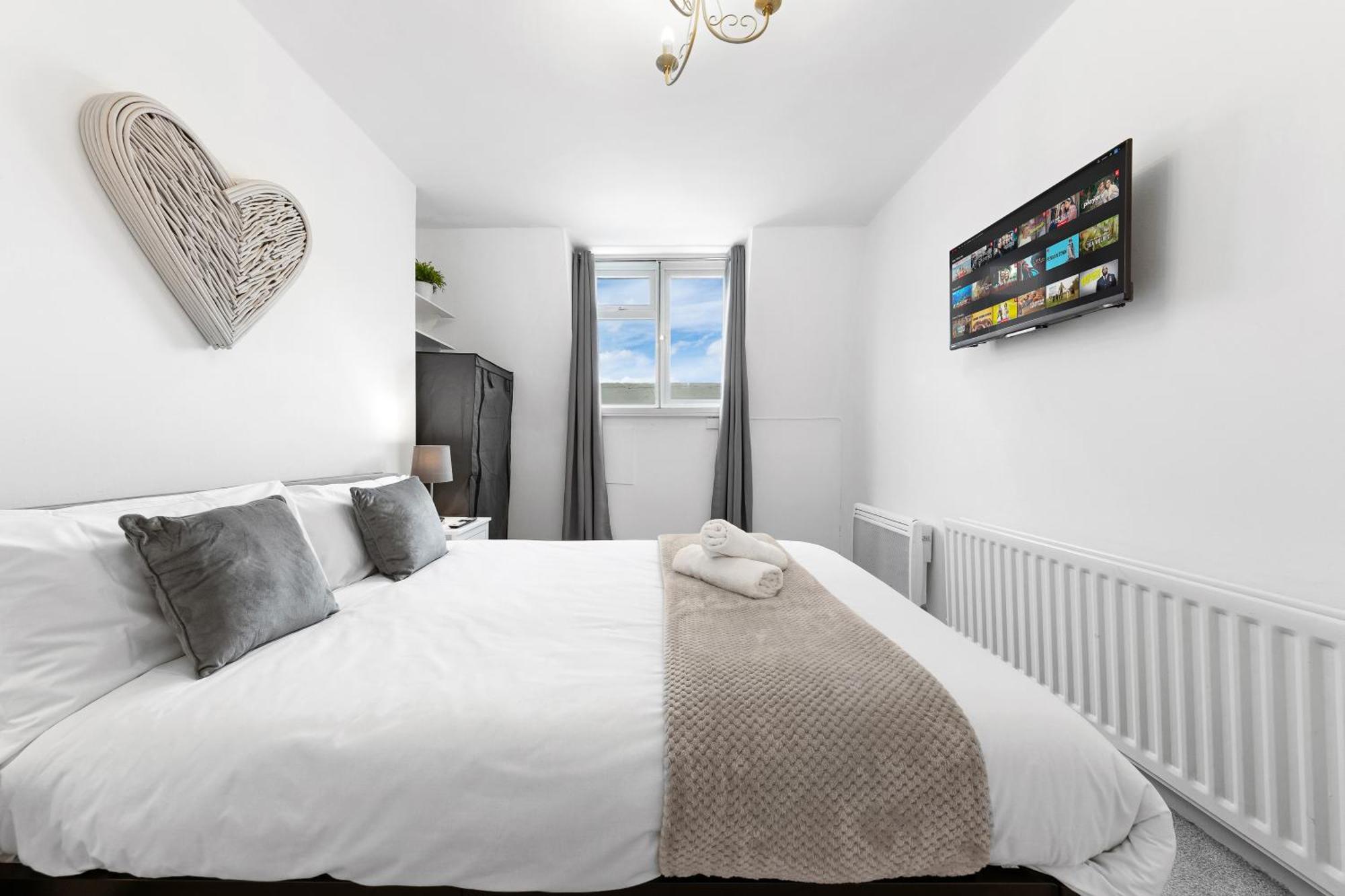 Newly Renovated Kensington 2 Bedroom With Balcony Near Harrods Sleeps 6, 2 Min Walk From Station Londen