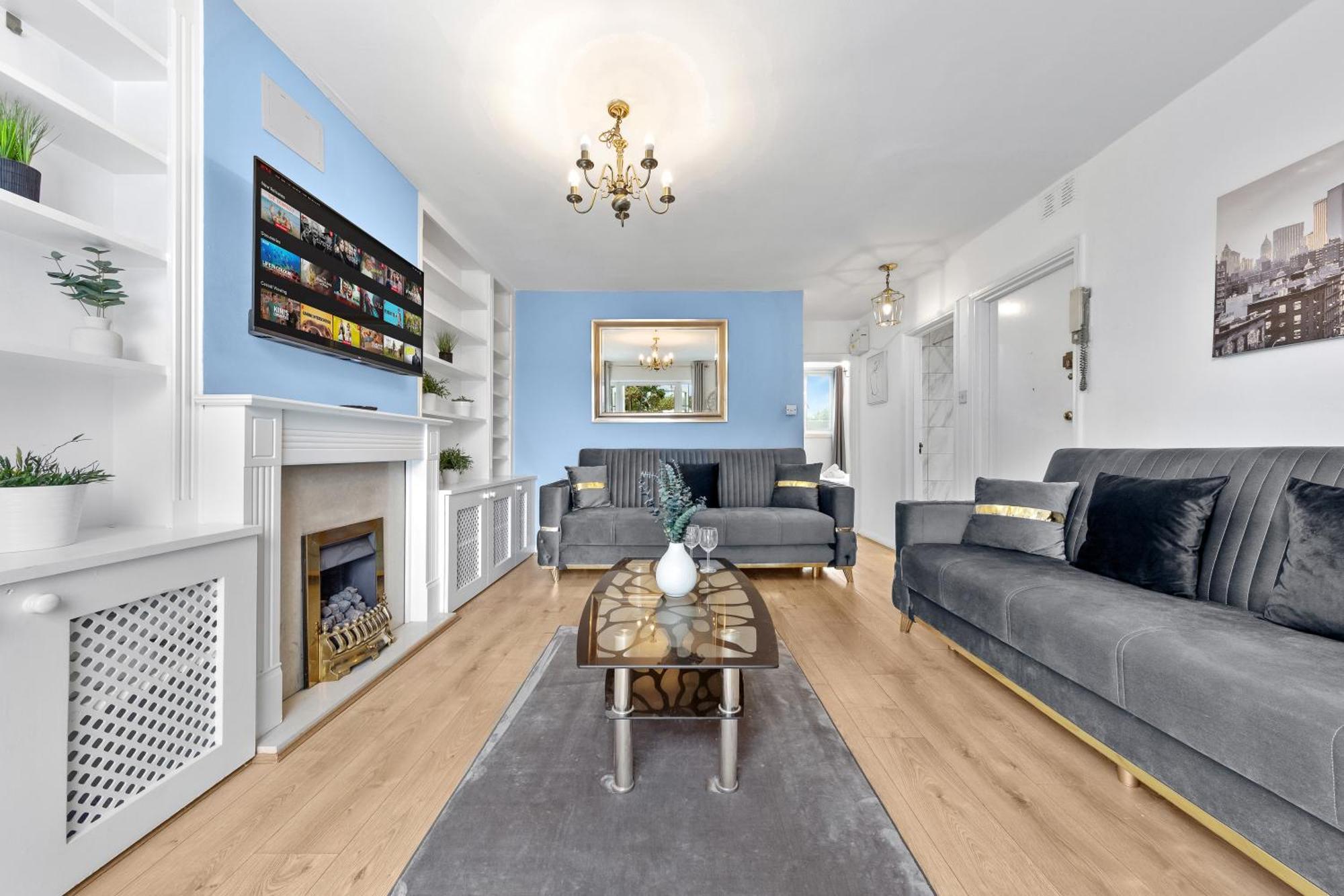Newly Renovated Kensington 2 Bedroom With Balcony Near Harrods Sleeps 6, 2 Min Walk From Station Appartement Londen