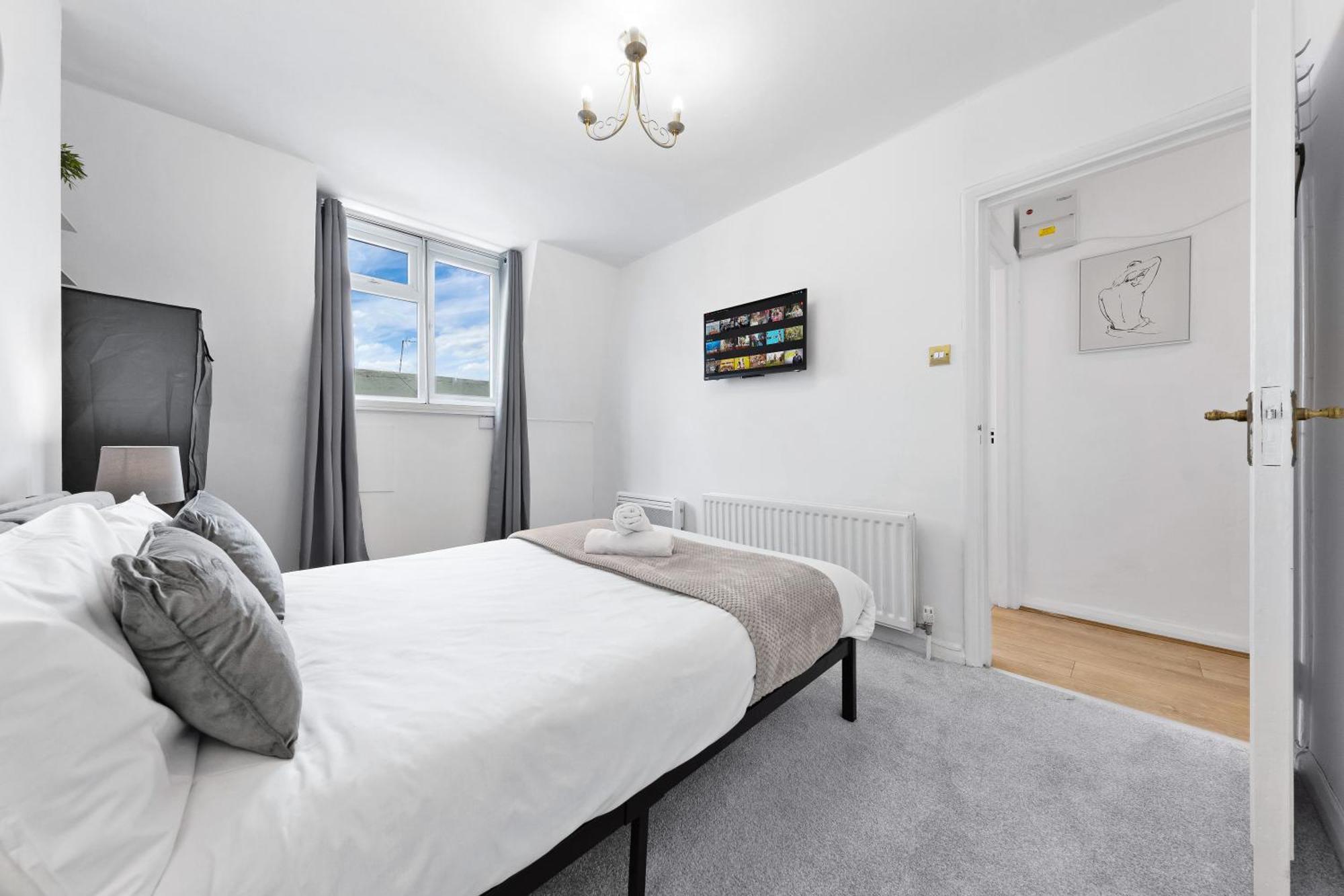 Newly Renovated Kensington 2 Bedroom With Balcony Near Harrods Sleeps 6, 2 Min Walk From Station Appartement *
