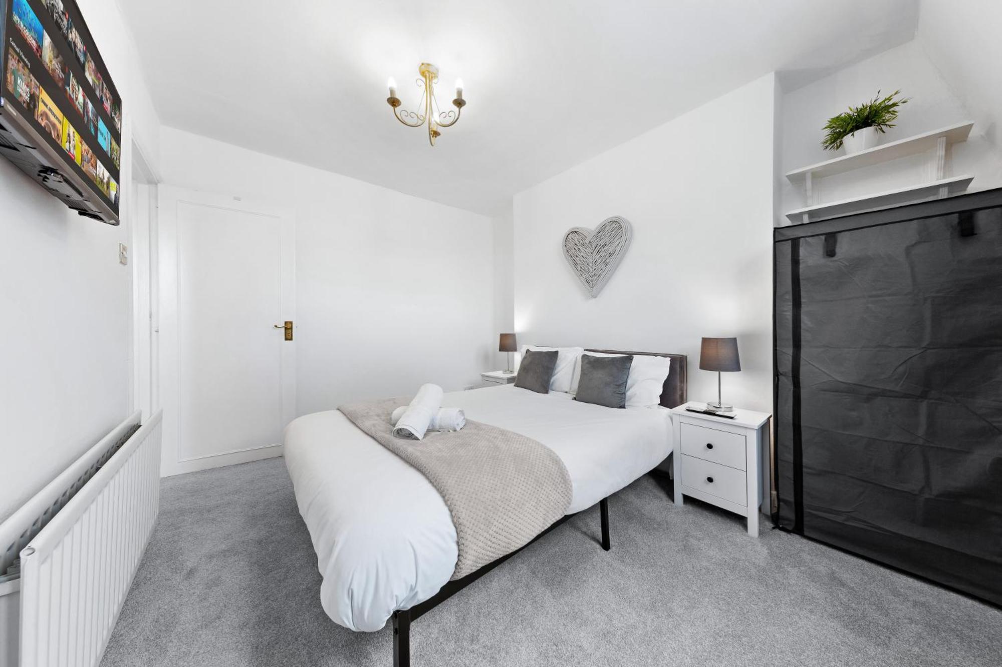 Newly Renovated Kensington 2 Bedroom With Balcony Near Harrods Sleeps 6, 2 Min Walk From Station Appartement *