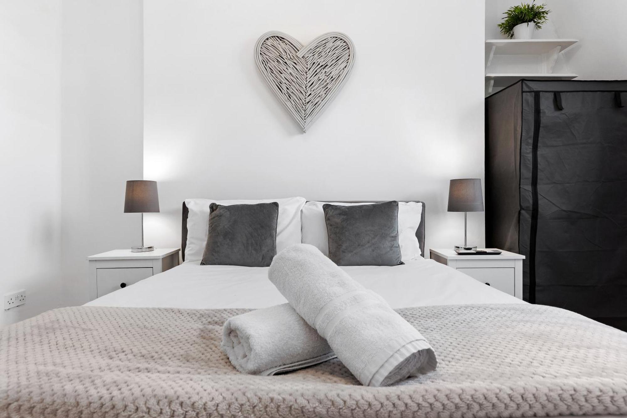 Newly Renovated Kensington 2 Bedroom With Balcony Near Harrods Sleeps 6, 2 Min Walk From Station Londen