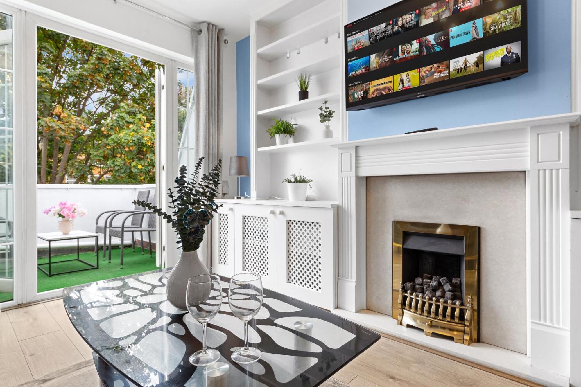 Newly Renovated Kensington 2 Bedroom With Balcony Near Harrods Sleeps 6, 2 Min Walk From Station Appartement Londen