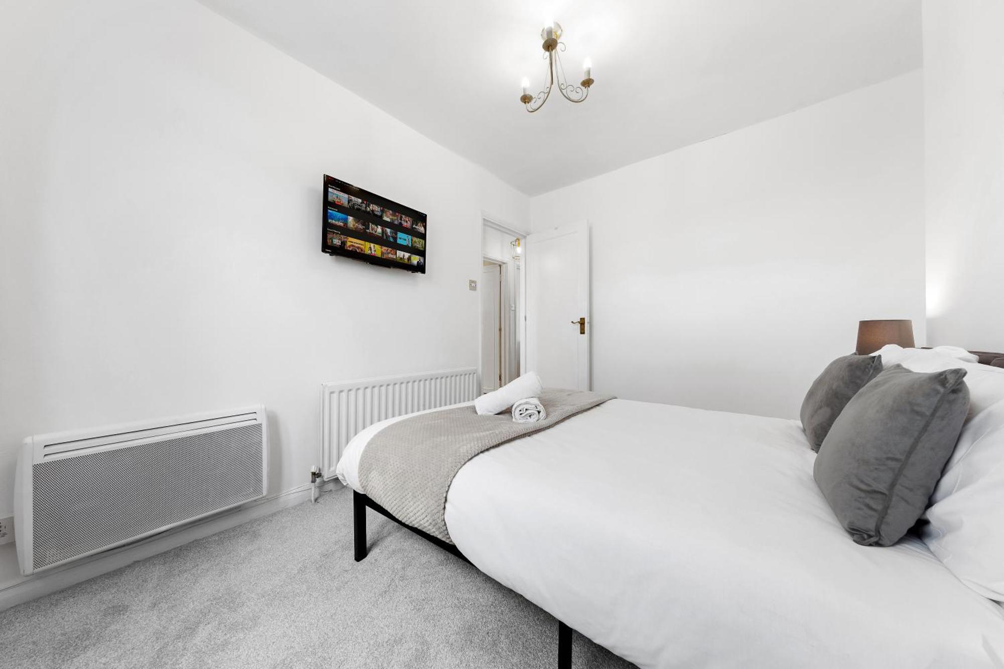 Newly Renovated Kensington 2 Bedroom With Balcony Near Harrods Sleeps 6, 2 Min Walk From Station Appartement