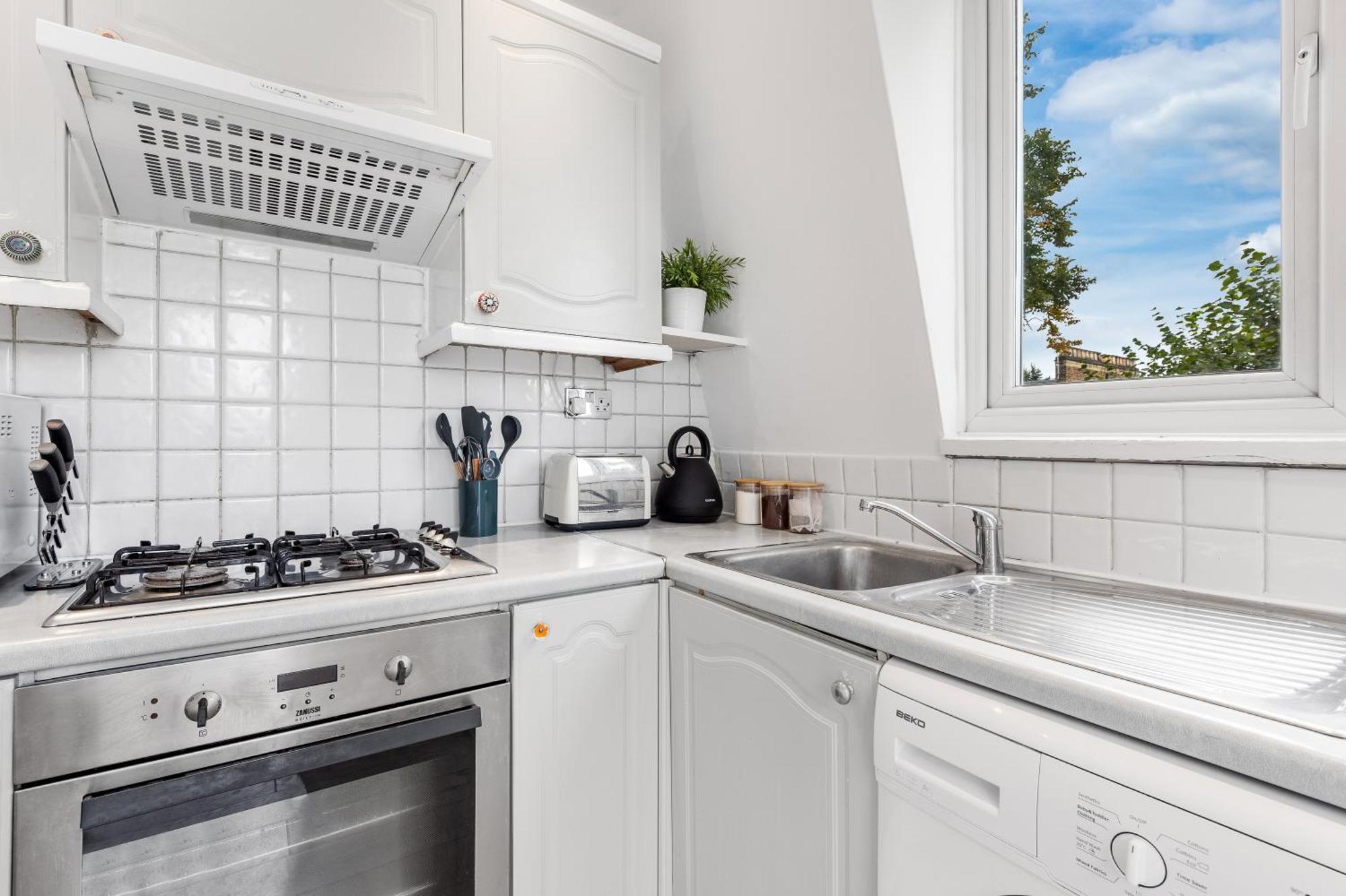 Appartement Newly Renovated Kensington 2 Bedroom With Balcony Near Harrods Sleeps 6, 2 Min Walk From Station Londen