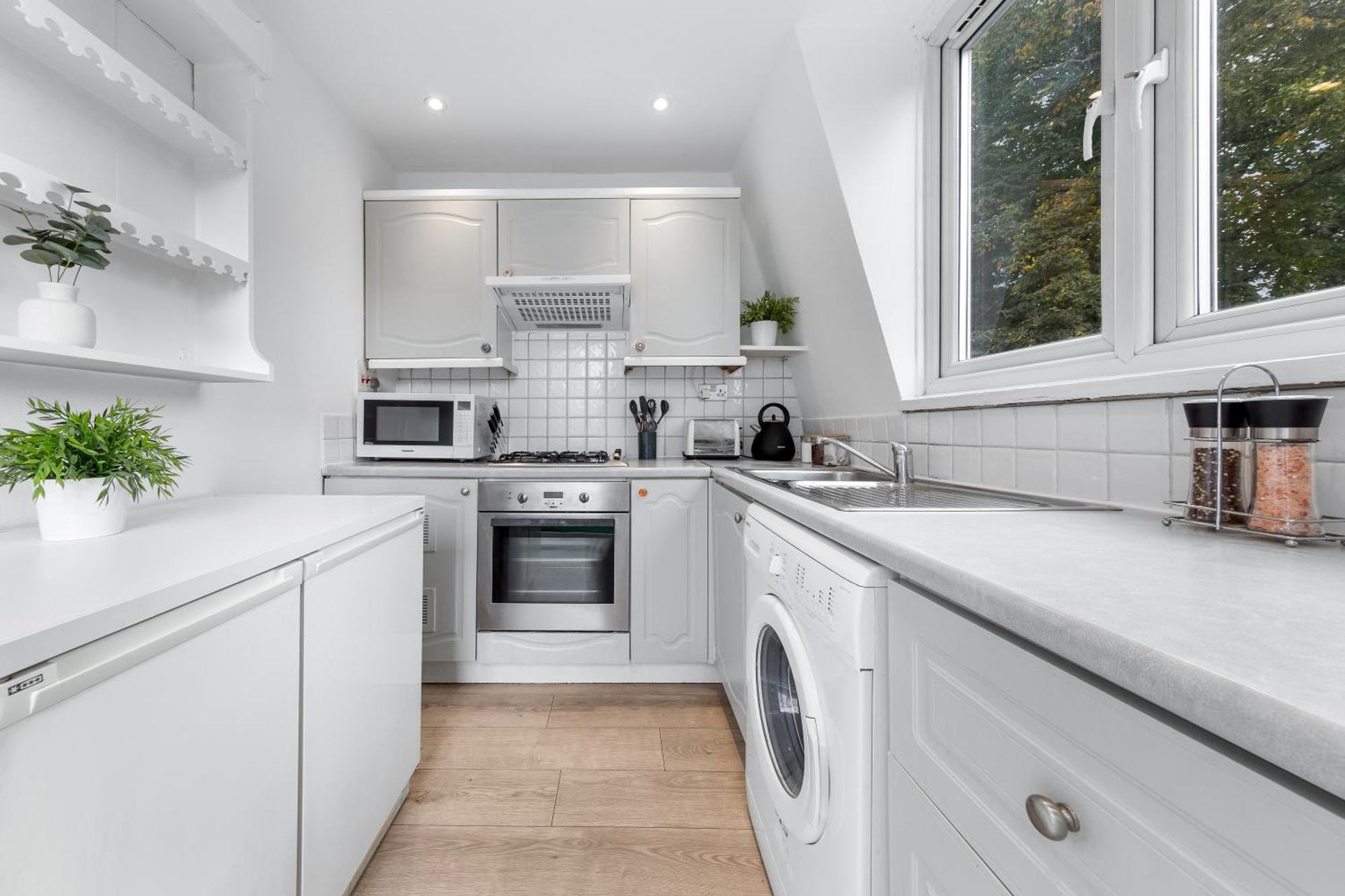 Newly Renovated Kensington 2 Bedroom With Balcony Near Harrods Sleeps 6, 2 Min Walk From Station Londen
