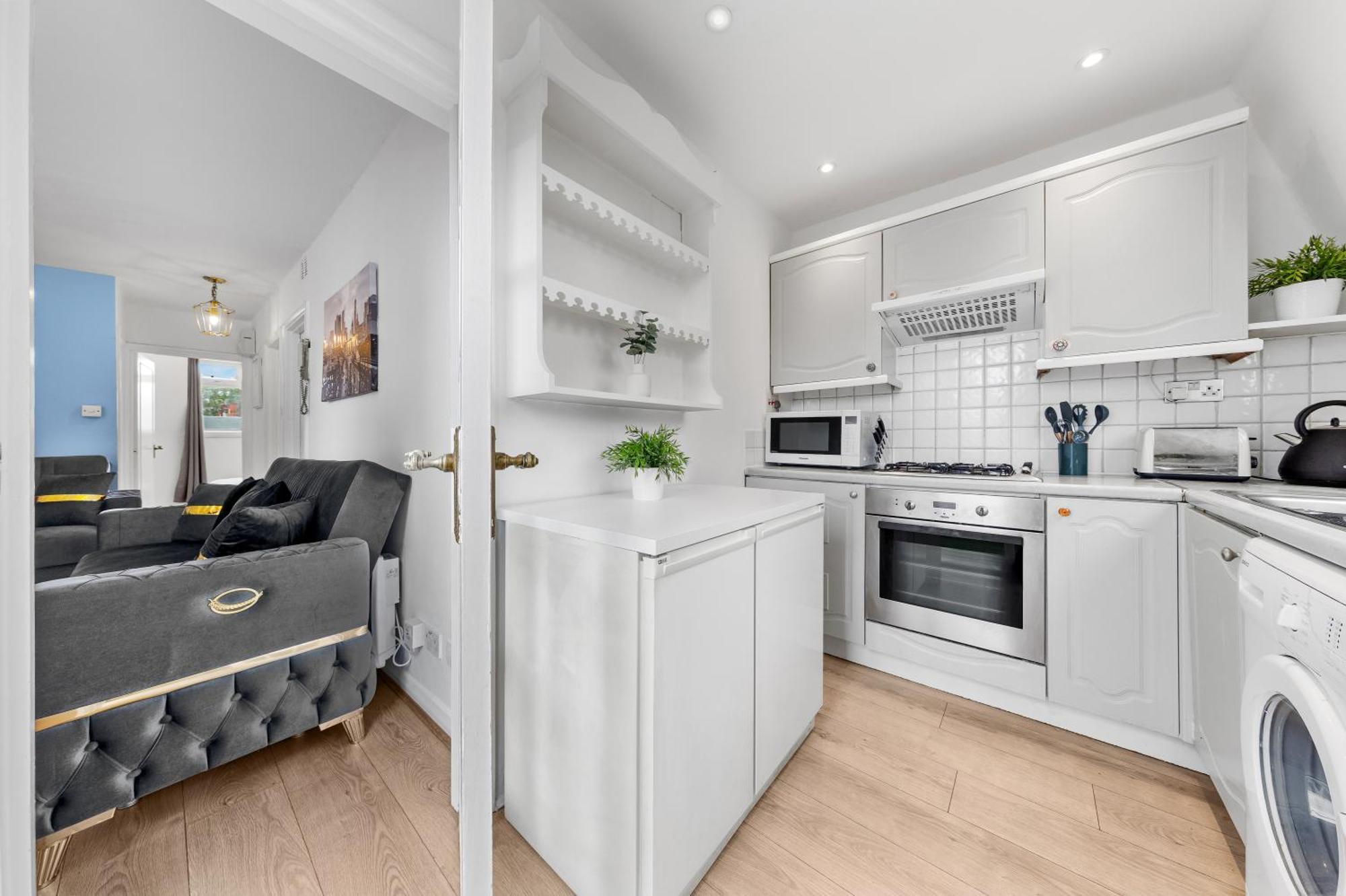 Newly Renovated Kensington 2 Bedroom With Balcony Near Harrods Sleeps 6, 2 Min Walk From Station * Londen