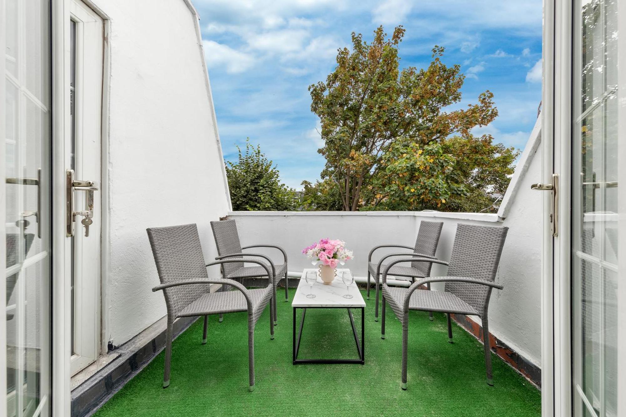 Newly Renovated Kensington 2 Bedroom With Balcony Near Harrods Sleeps 6, 2 Min Walk From Station * Londen
