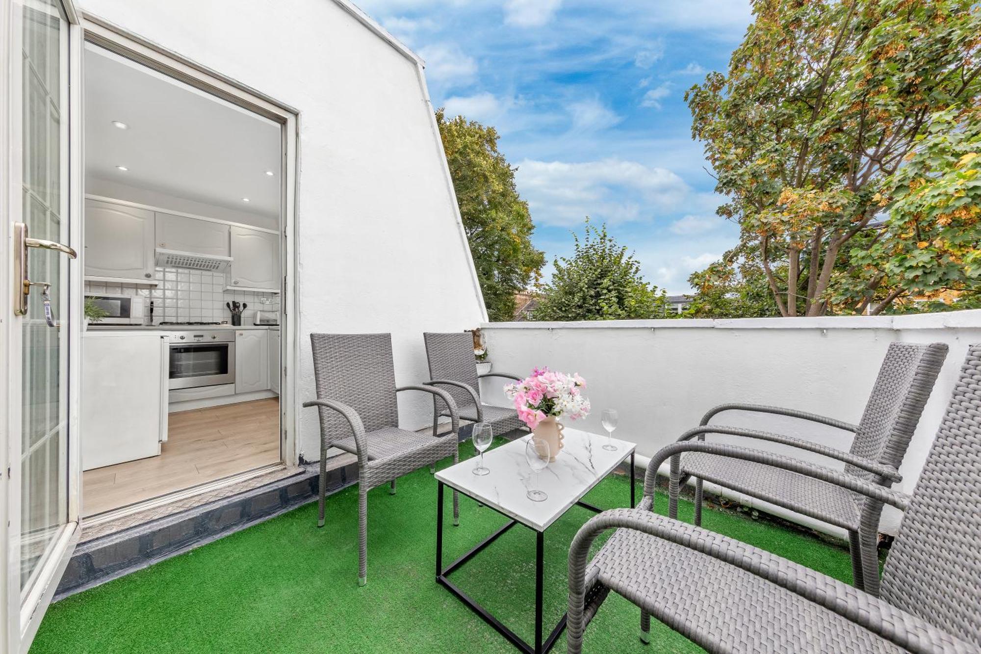 Newly Renovated Kensington 2 Bedroom With Balcony Near Harrods Sleeps 6, 2 Min Walk From Station Appartement Londen
