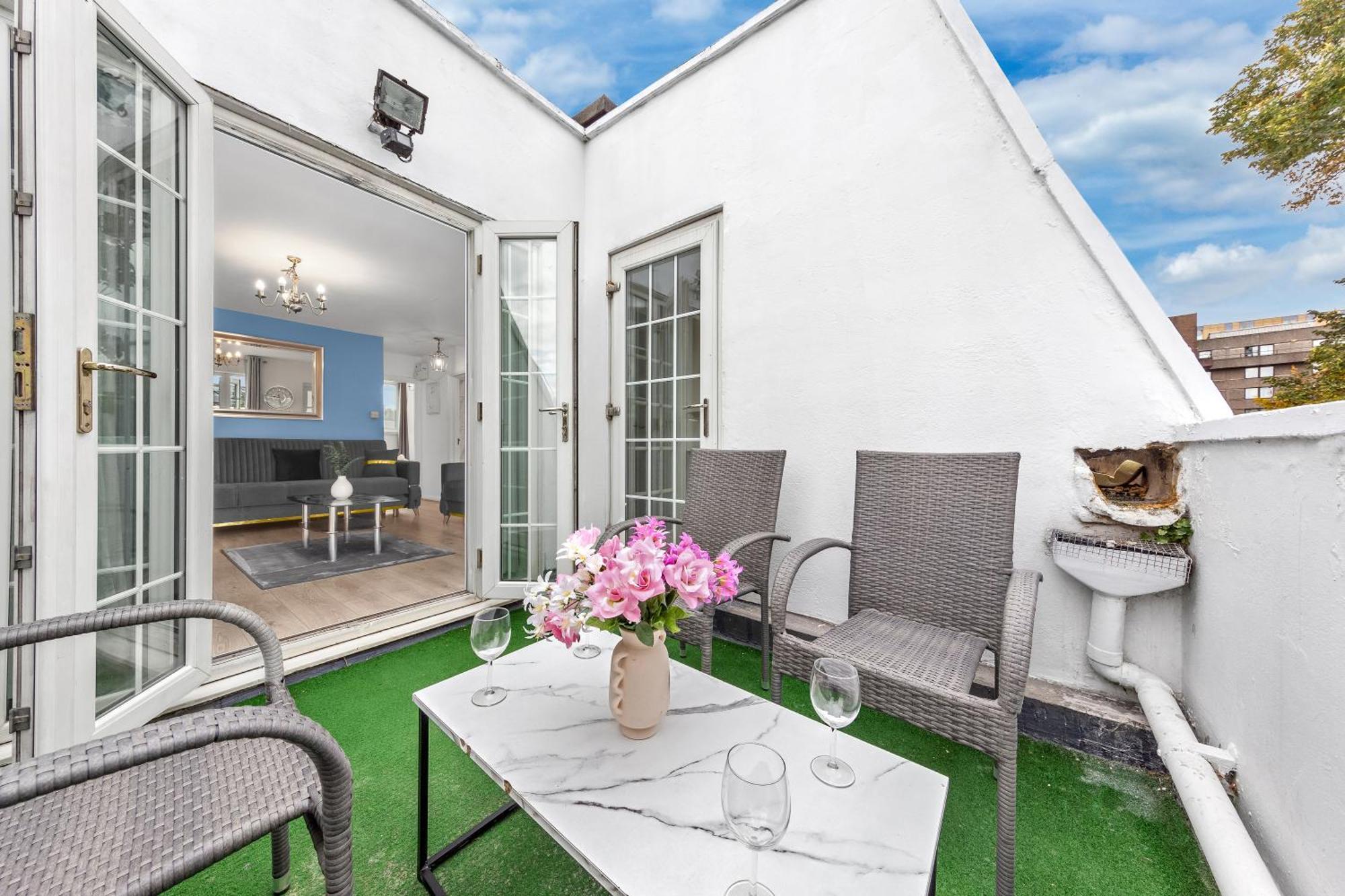 Newly Renovated Kensington 2 Bedroom With Balcony Near Harrods Sleeps 6, 2 Min Walk From Station * Londen