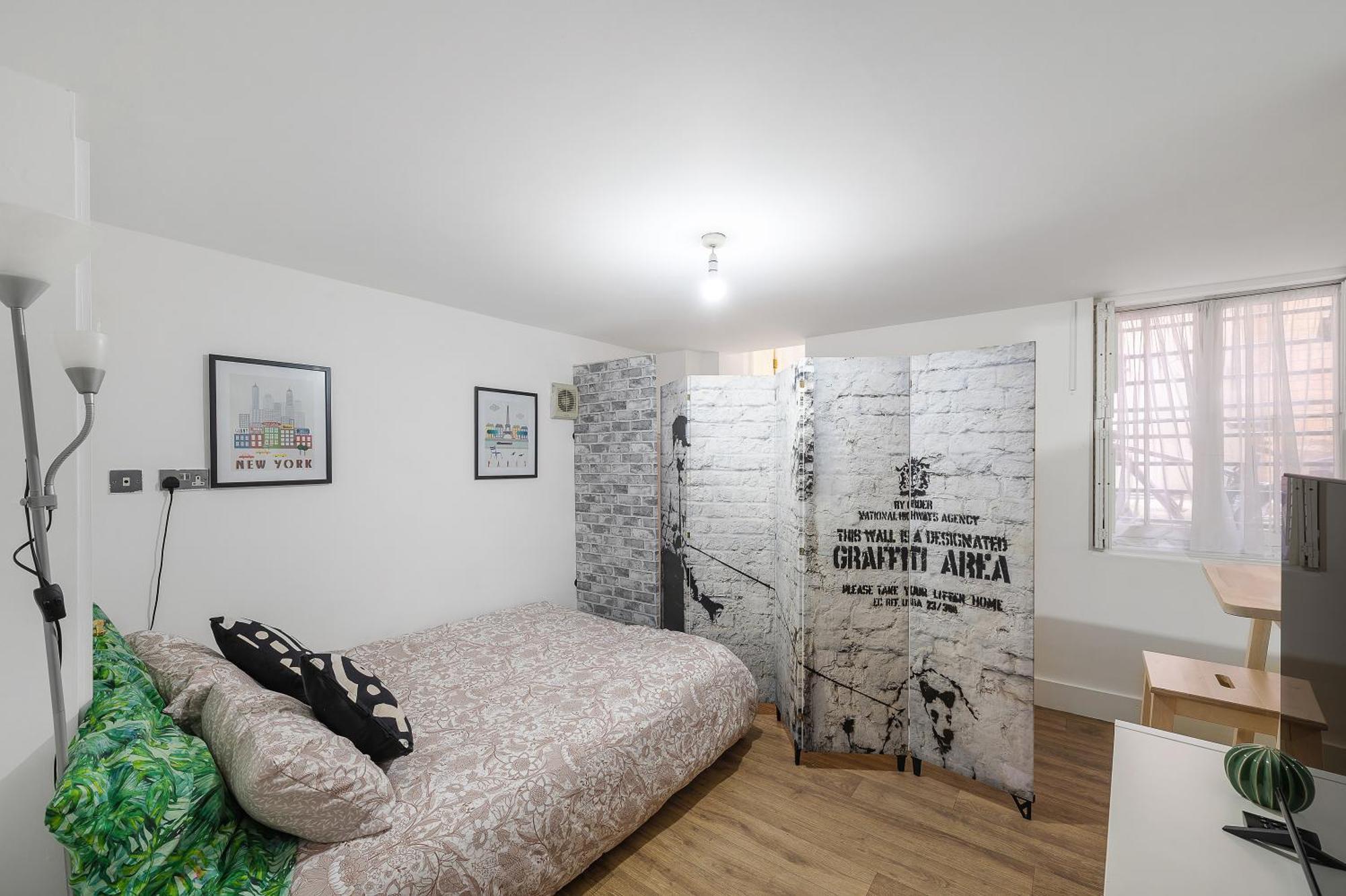 Bright And Spacious 2 Bedroom Flat With Ensuite Bathrooms In London Se5 *