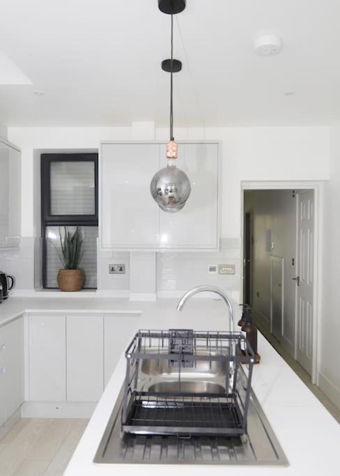 Stylish Flat With Garden, Close To Lägenhet *