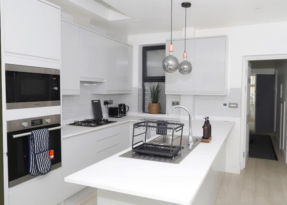 Lägenhet Stylish Flat With Garden, Close To