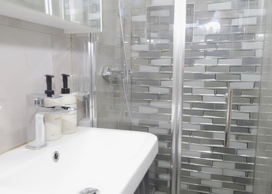 Stylish Flat With Garden, Close To Lägenhet