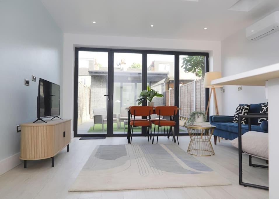 Stylish Flat With Garden, Close To Lägenhet *