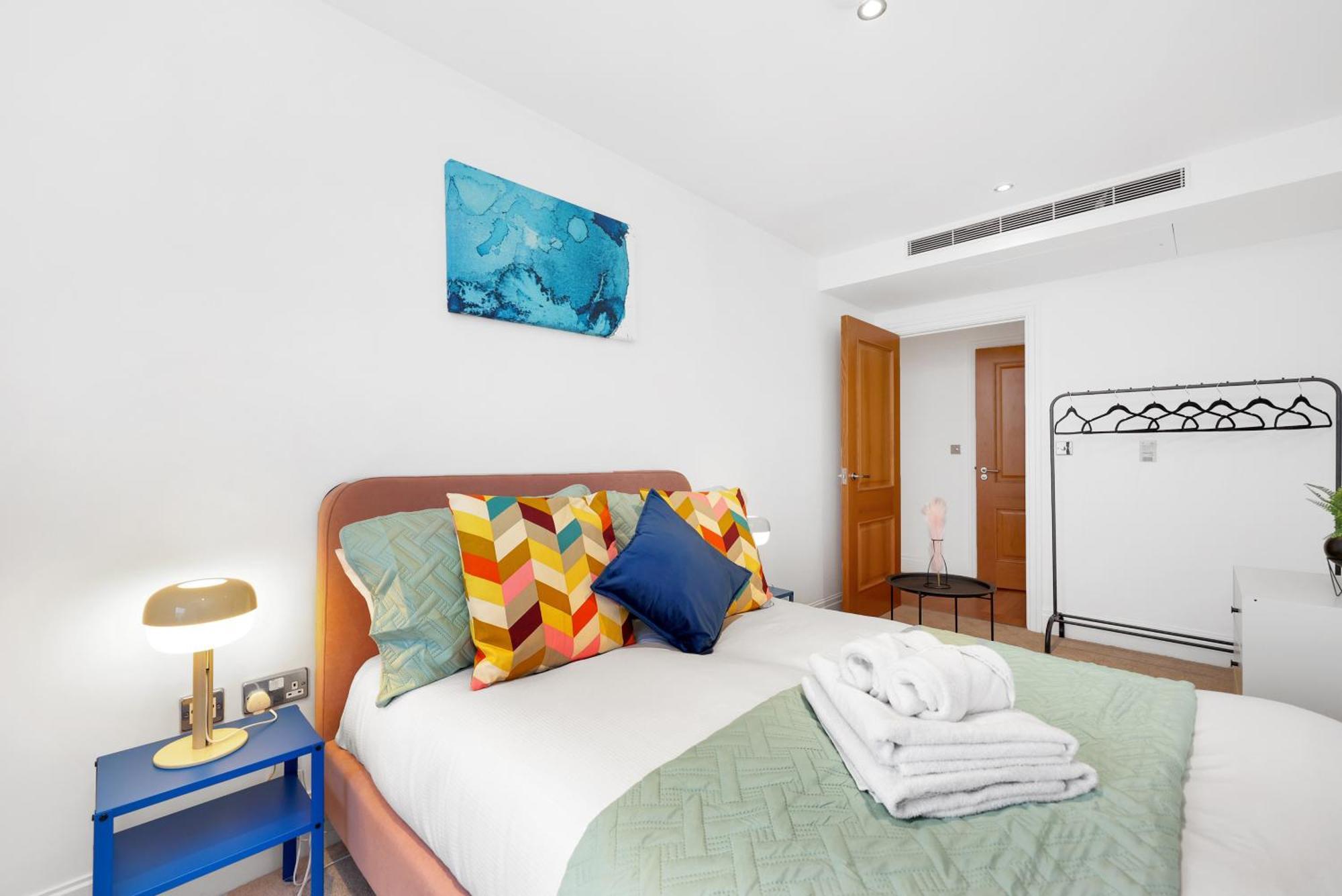 Sleeps 8, Parking, River Views, Chelsea 3 Bdr * Londres