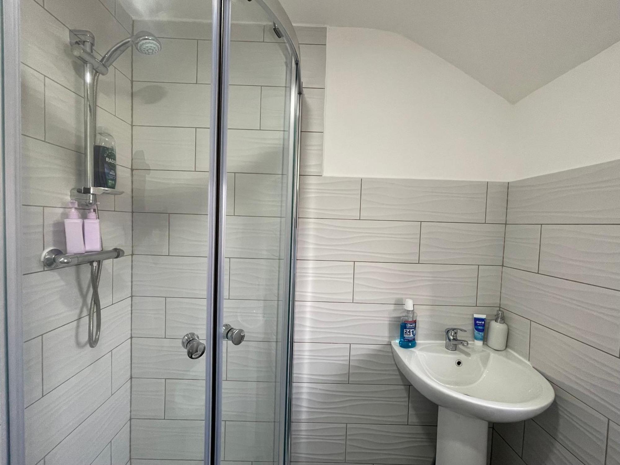Two Bedroom Central Location Modern Flat Stratford Apartment London
