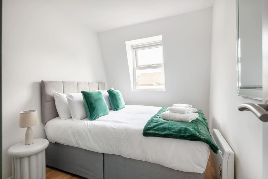 Bright N' Charming Air Conditioned Two Bed In Heart Of Lejlighed London