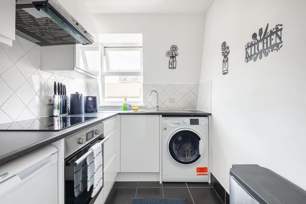 Bright N' Charming Air Conditioned Two Bed In Heart Of Lejlighed London