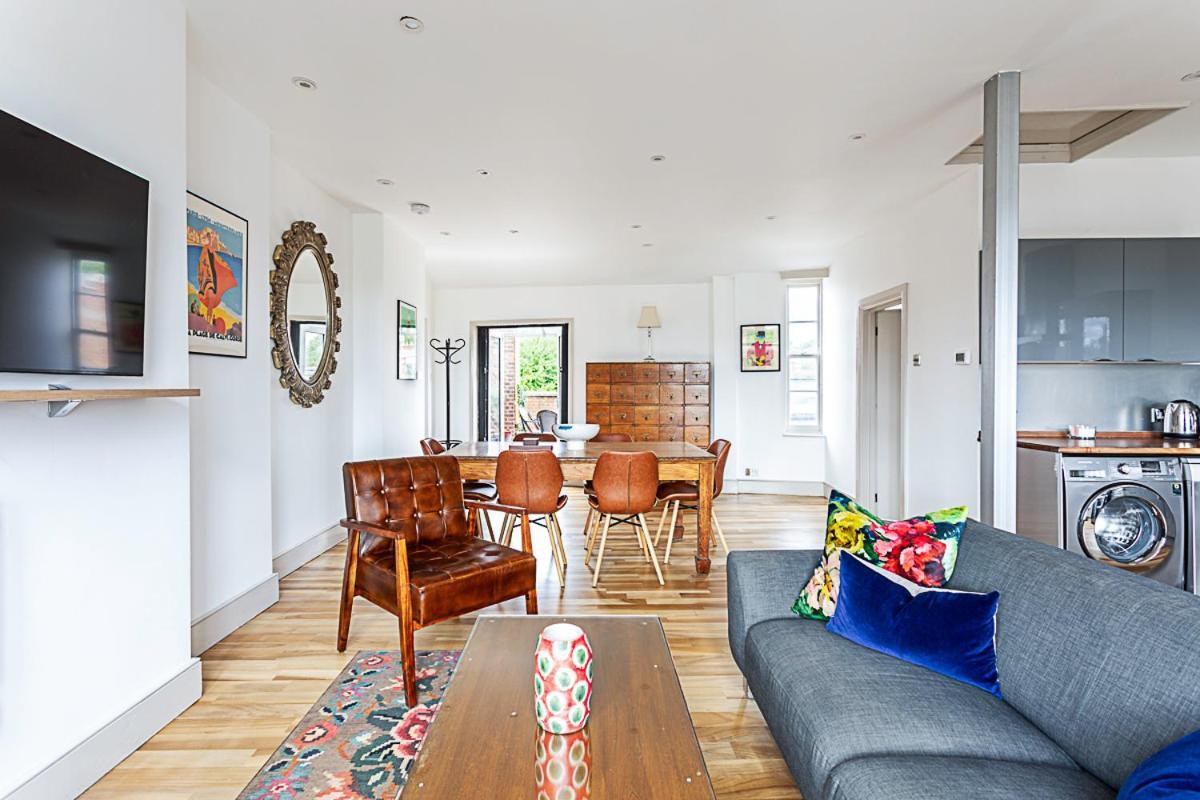 Contemporary Open Plan Penthouse Apartment *