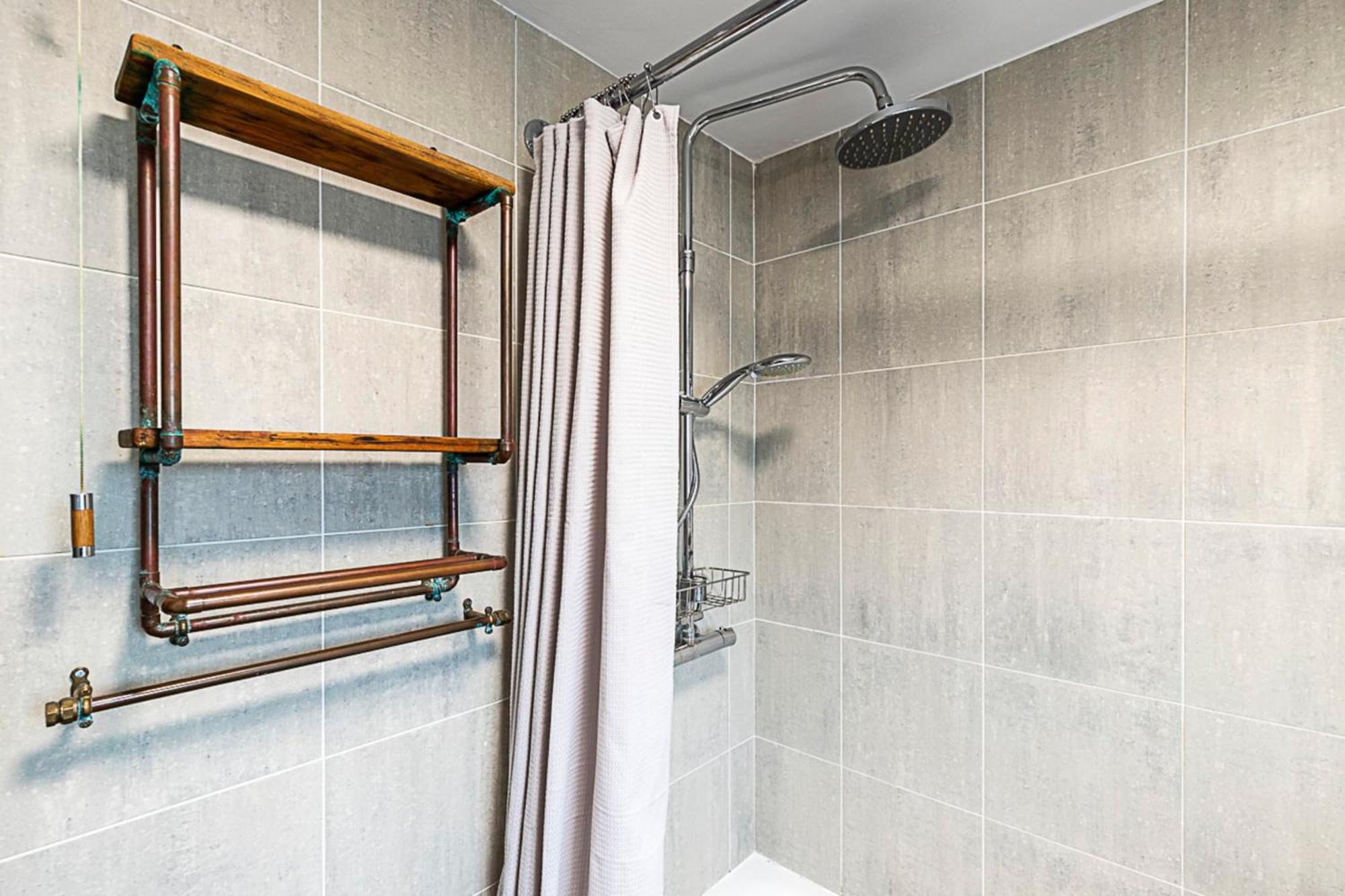 Bright Stepney Nest Apartment