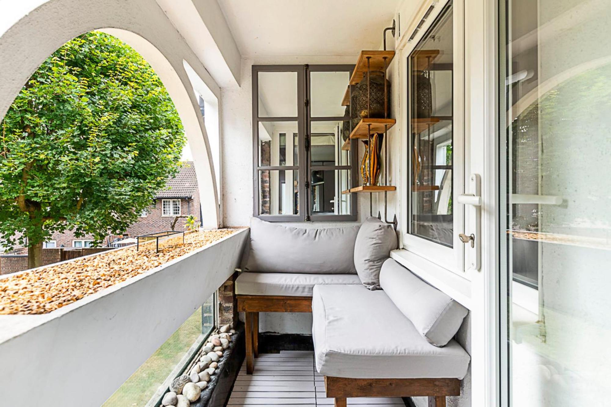 Bright Stepney Nest Apartment