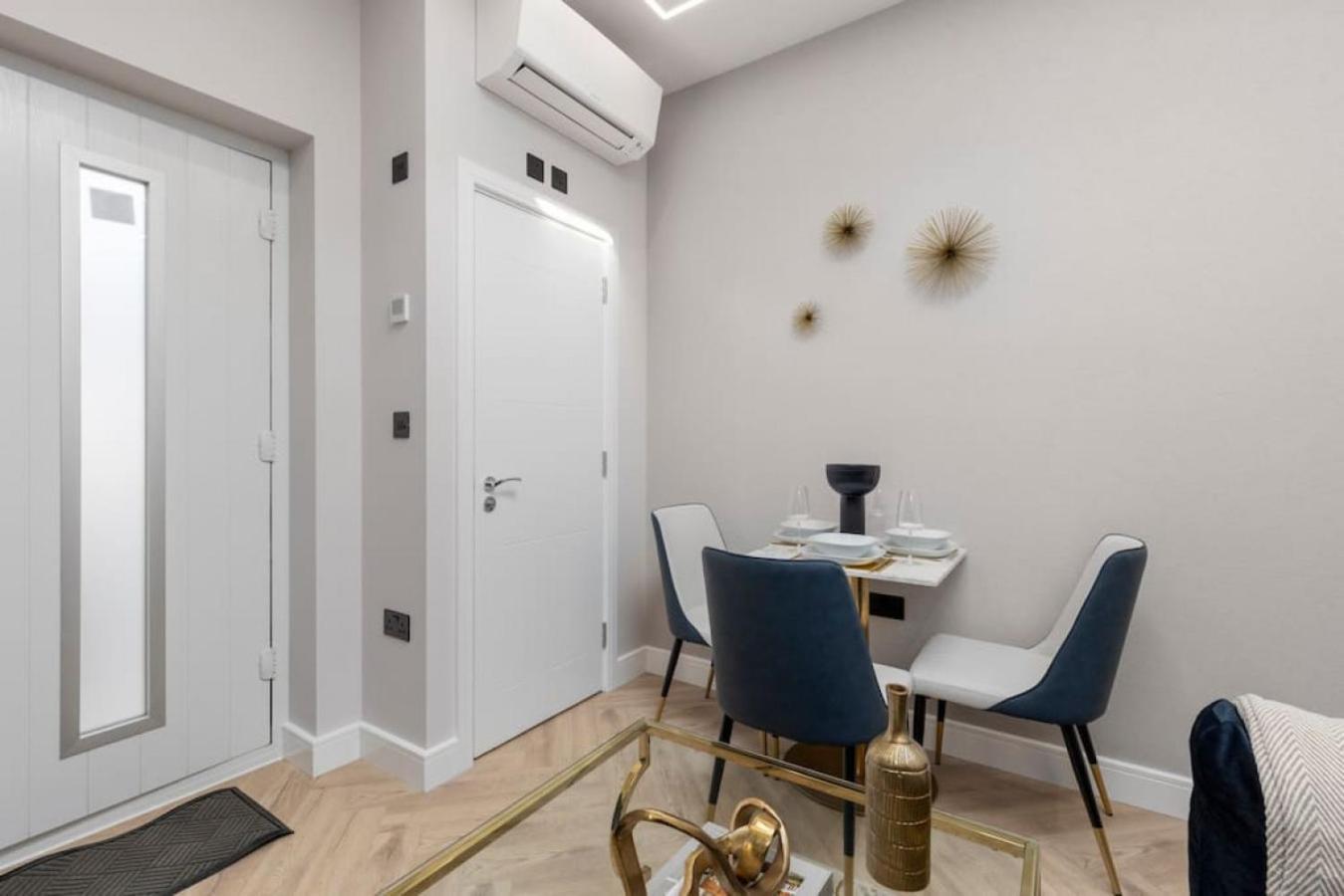 5 Star Accommodation, 2 Minutes To Brent Cross Station Londra