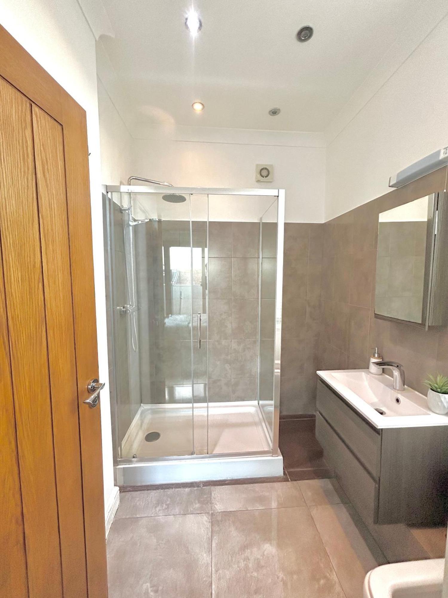 Luxury Near Canning Town- Free Parking London