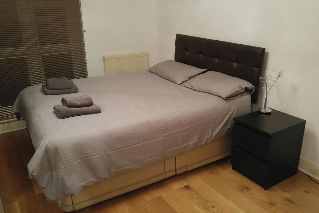 Amazing Location Near St Paul's - Sleeps 4 Londen